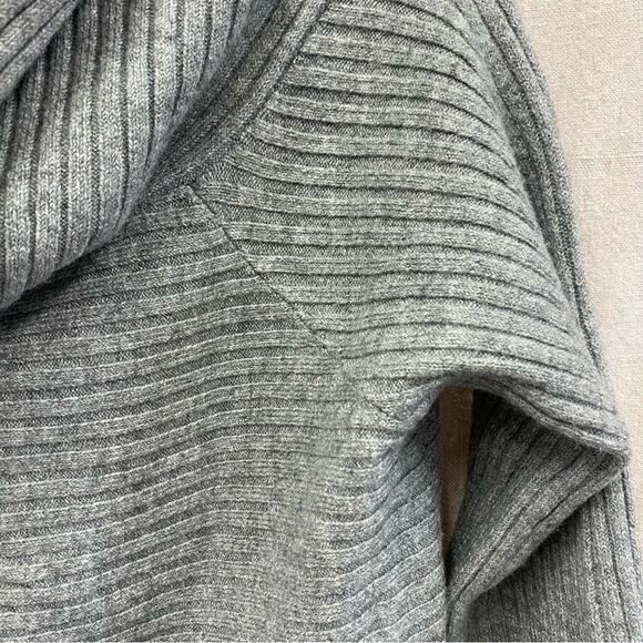 Lou & Grey gray ribbed off the shoulder soft sweater Size Small tunic length - Picture 3 of 12
